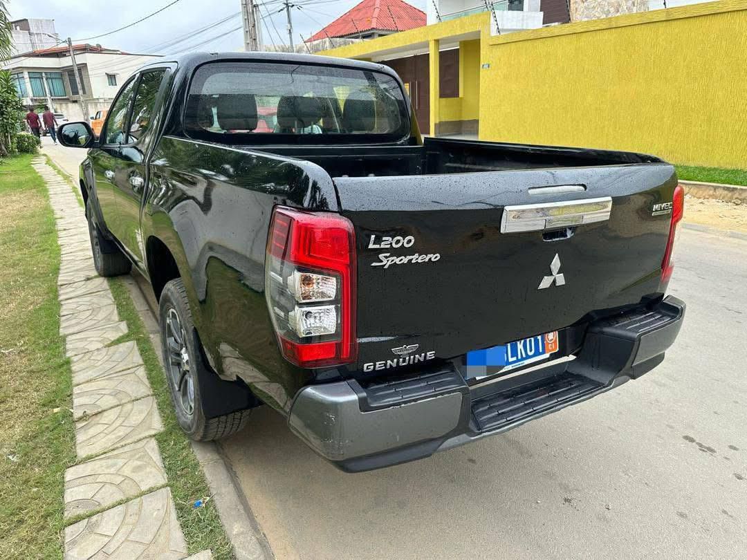 Mitsubishi L200 vue 1